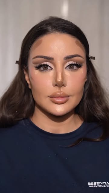مكياج مناسبة ببشرة مضيئة وعيون محددة